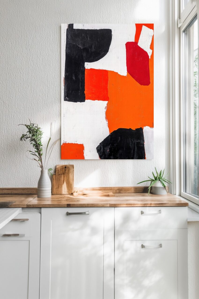 Modernes abstraktes Wandbild mit kräftigen schwarzen, roten und orangen Farbfeldern auf weißem Hintergrund