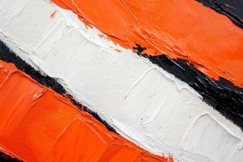 Abstraktes Wandbild mit dicken Farbflächen in Orange Weiß und Schwarz mit starker Pinselstruktur als moderner Kunstdruck