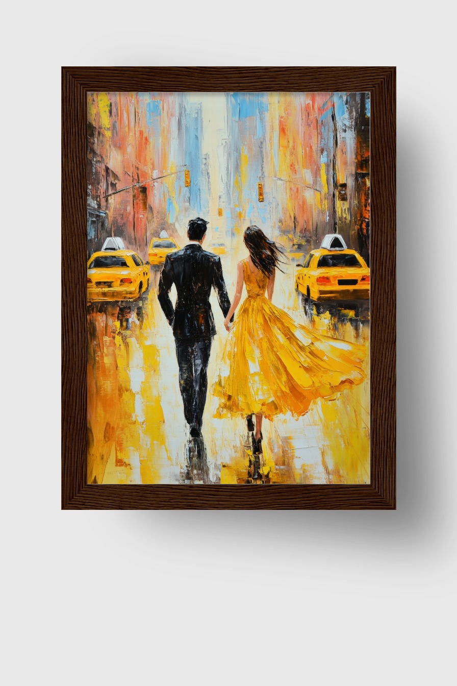 Kunstdruck eines Paares in gelbem Kleid und schwarzem Anzug hand in hand auf belebter Straße mit gelben Taxis in abstraktem Stil und warmen Farben