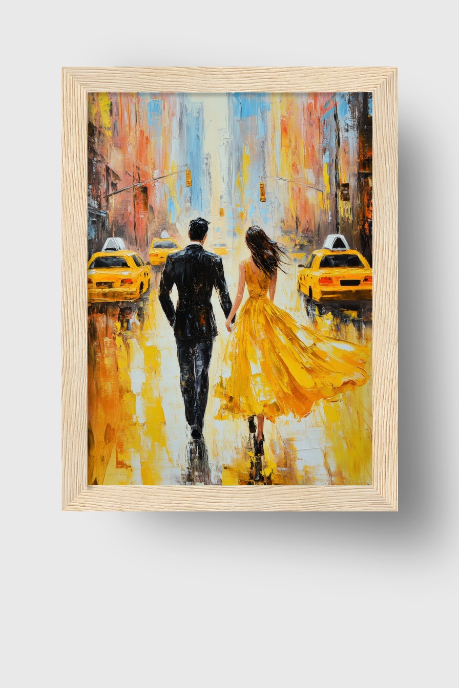 Kunstdruck eines Paares in gelbem Kleid und schwarzem Anzug hand in hand auf belebter Straße mit gelben Taxis in abstraktem Stil und warmen Farben