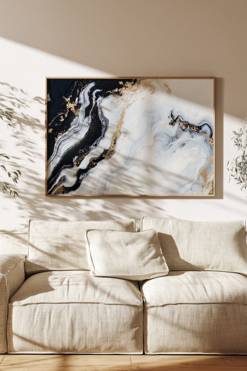 Abstraktes Wandbild mit fließender Marmorstruktur in Schwarz Weiß und goldenen Akzenten für modernen Kunstdruck