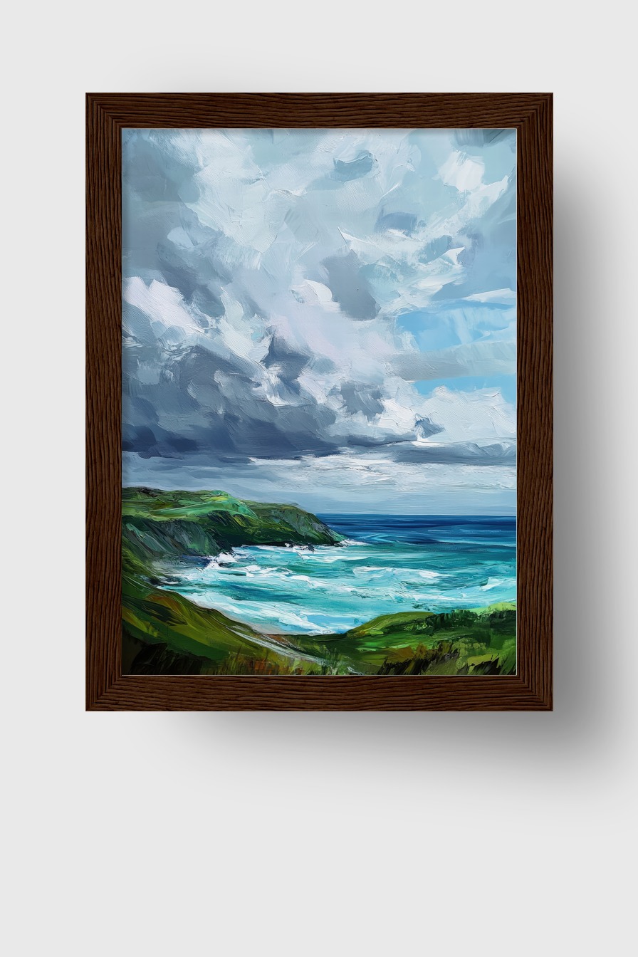 Kunstdruck einer Küstenlandschaft mit grünem Land, stürmischen Wolken und dynamischen Wellen in kräftigen Blautönen