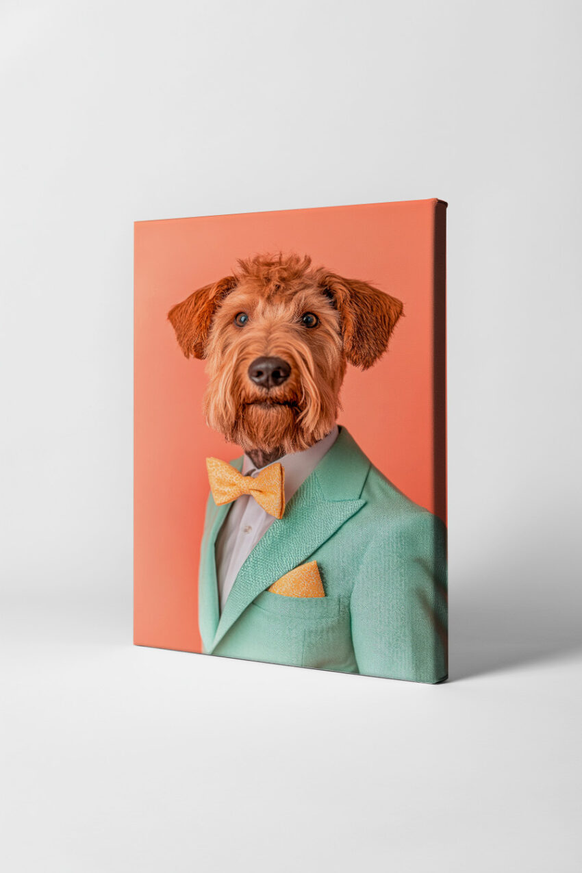 Poster mit Hund im grünen Anzug und gelber Fliege vor rotem Hintergrund in moderner Inszenierung