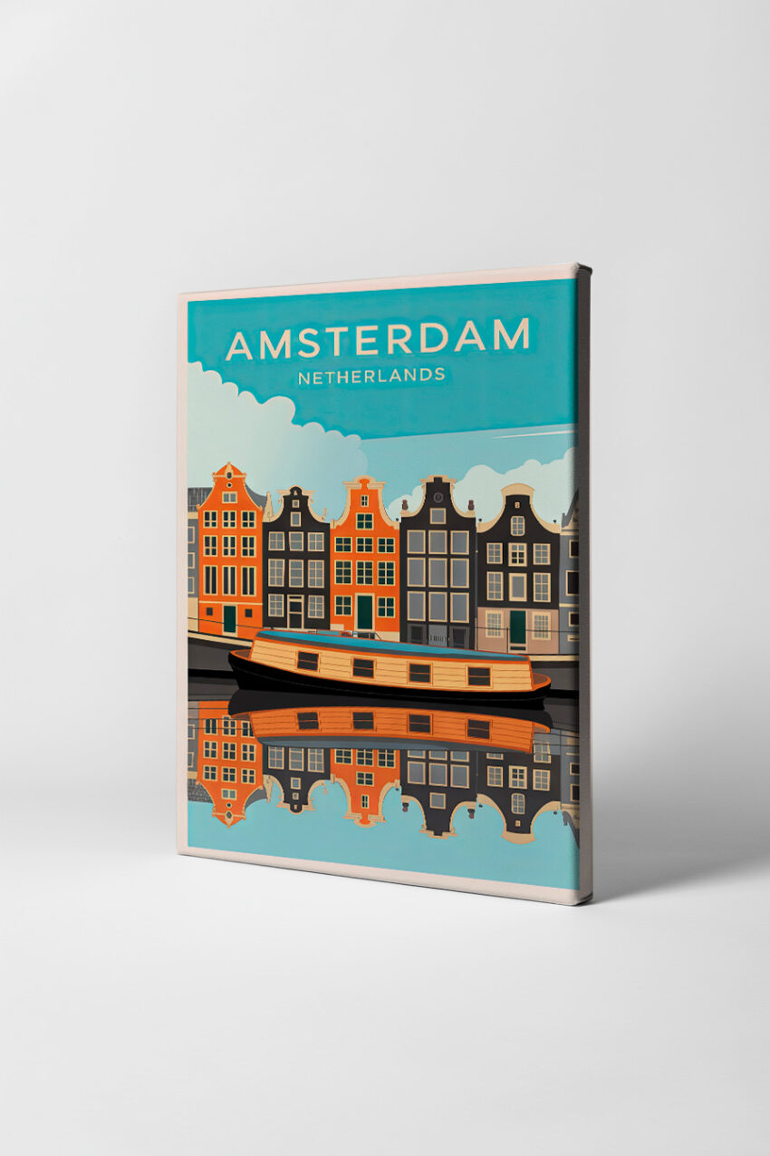 Poster mit Hausboot vor Giebelhäusern und Spiegelung im Amsterdamer Kanal in klaren Farben