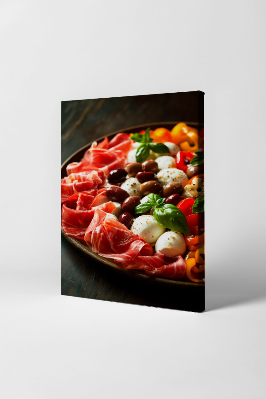 Poster mit italienischer Antipasti Platte aus Prosciutto, Mozzarella, Oliven und Basilikum in warmen Farben