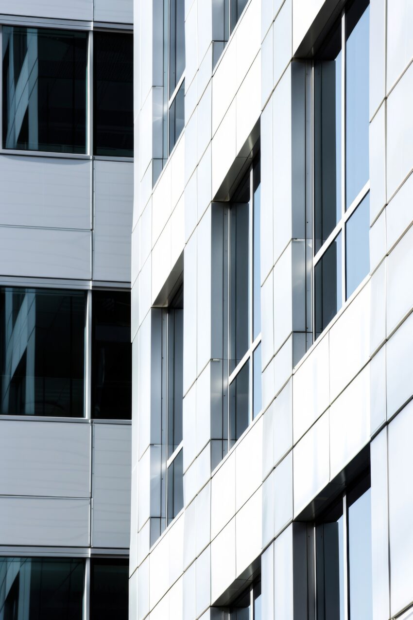 Poster mit moderner Fassade eines Bürogebäudes aus Glas und weißen Platten, minimalistisches Architekturdetail in hellen Farben