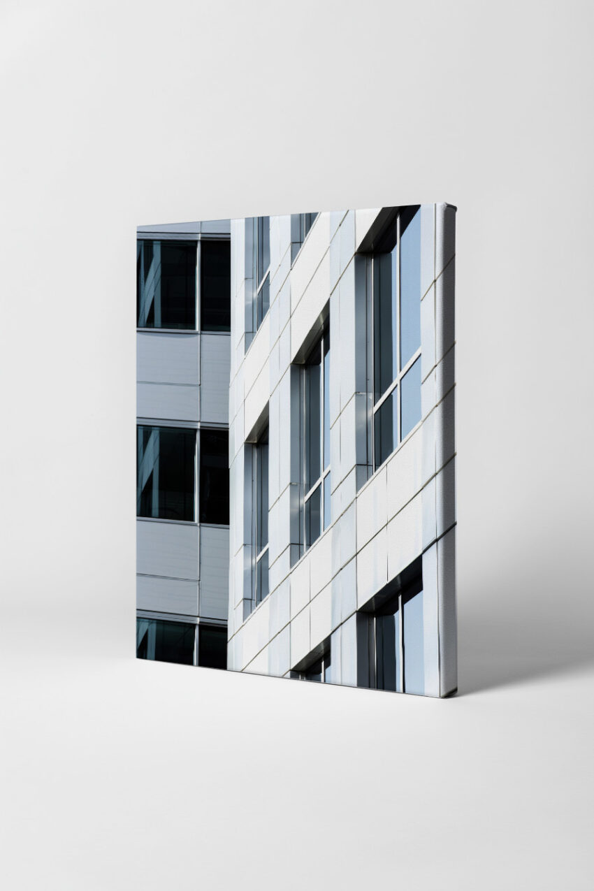 Poster mit moderner Fassade eines Bürogebäudes aus Glas und weißen Platten, minimalistisches Architekturdetail in hellen Farben