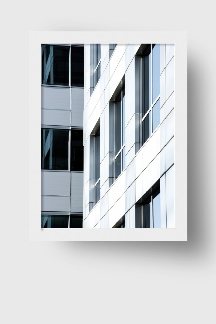 Poster mit moderner Fassade eines Bürogebäudes aus Glas und weißen Platten, minimalistisches Architekturdetail in hellen Farben