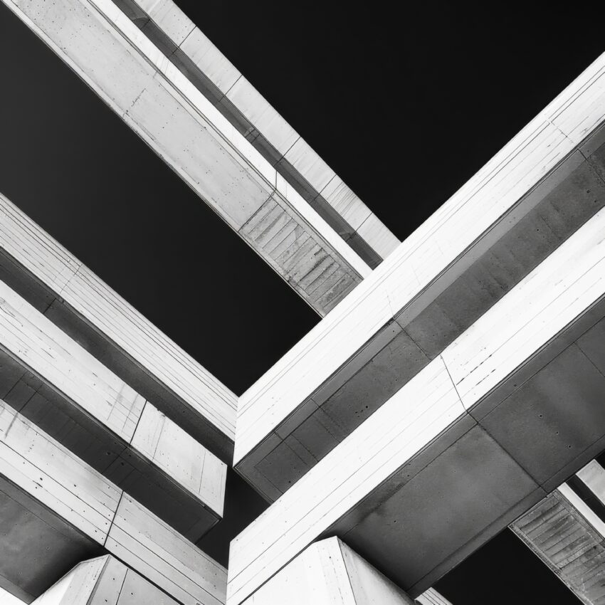 Schwarz-weißes Bild einer Brückenkreuzung aus Beton mit geometrischen Linien und minimalistischem Stil