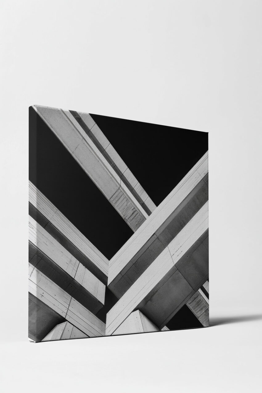 Schwarz-weißes Bild einer Brückenkreuzung aus Beton mit geometrischen Linien und minimalistischem Stil