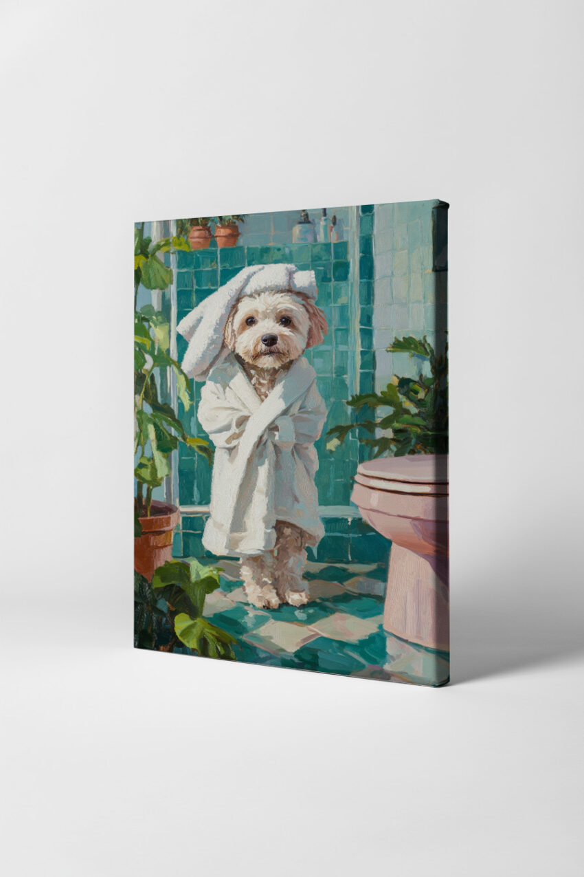 Poster eines kleinen Hundes im Bademantel mit Handtuch im Badezimmer vor grünen Fliesen und Pflanzen, Ölbild Stil