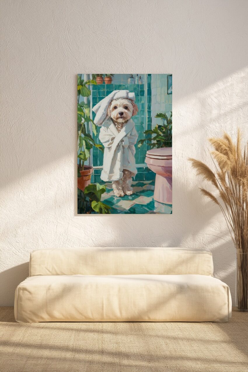 Poster eines kleinen Hundes im Bademantel mit Handtuch im Badezimmer vor grünen Fliesen und Pflanzen, Ölbild Stil