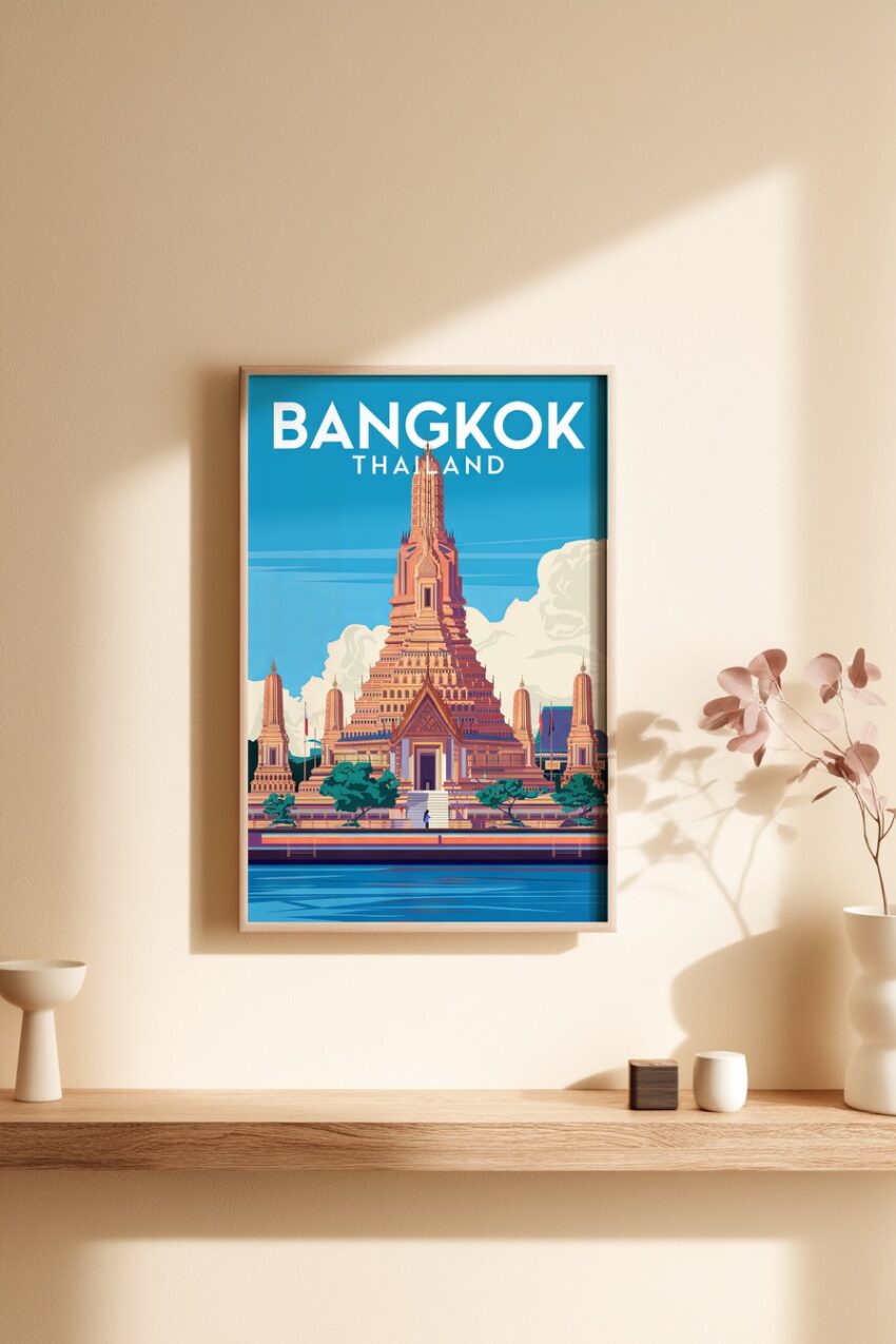 Kunstdruck eines farbenfrohen Tempels in Bangkok Thailand vor blauem Himmel mit Wasser im Vordergrund