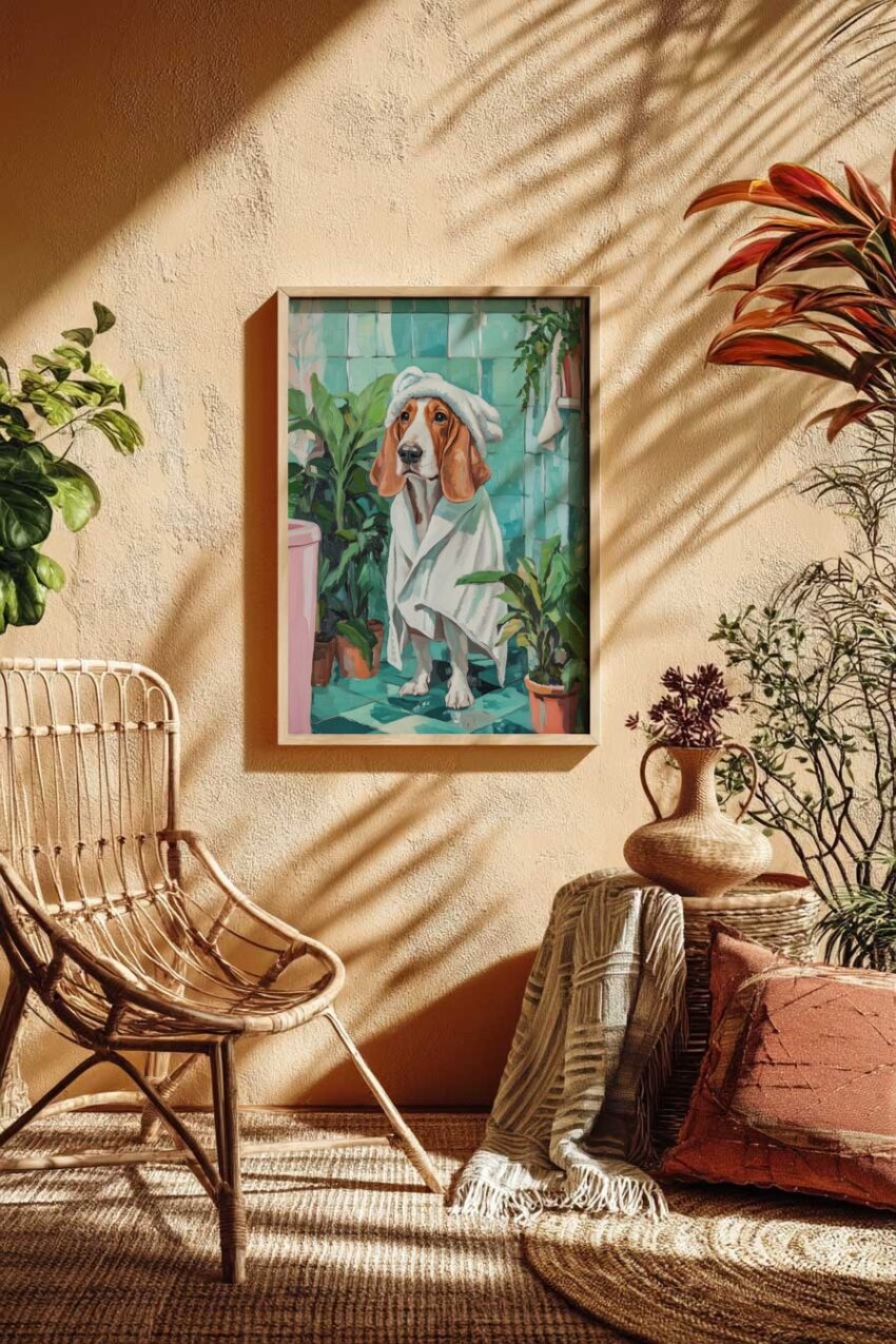 Wandbild mit gemaltem Hund im Handtuch und Turban im Badezimmer mit grünen Fliesen und Pflanzen als Kunstdruck