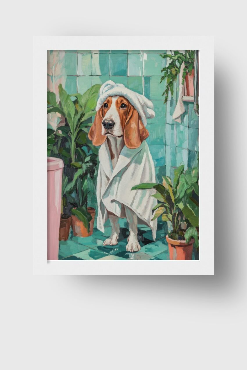 Wandbild mit gemaltem Hund im Handtuch und Turban im Badezimmer mit grünen Fliesen und Pflanzen als Kunstdruck