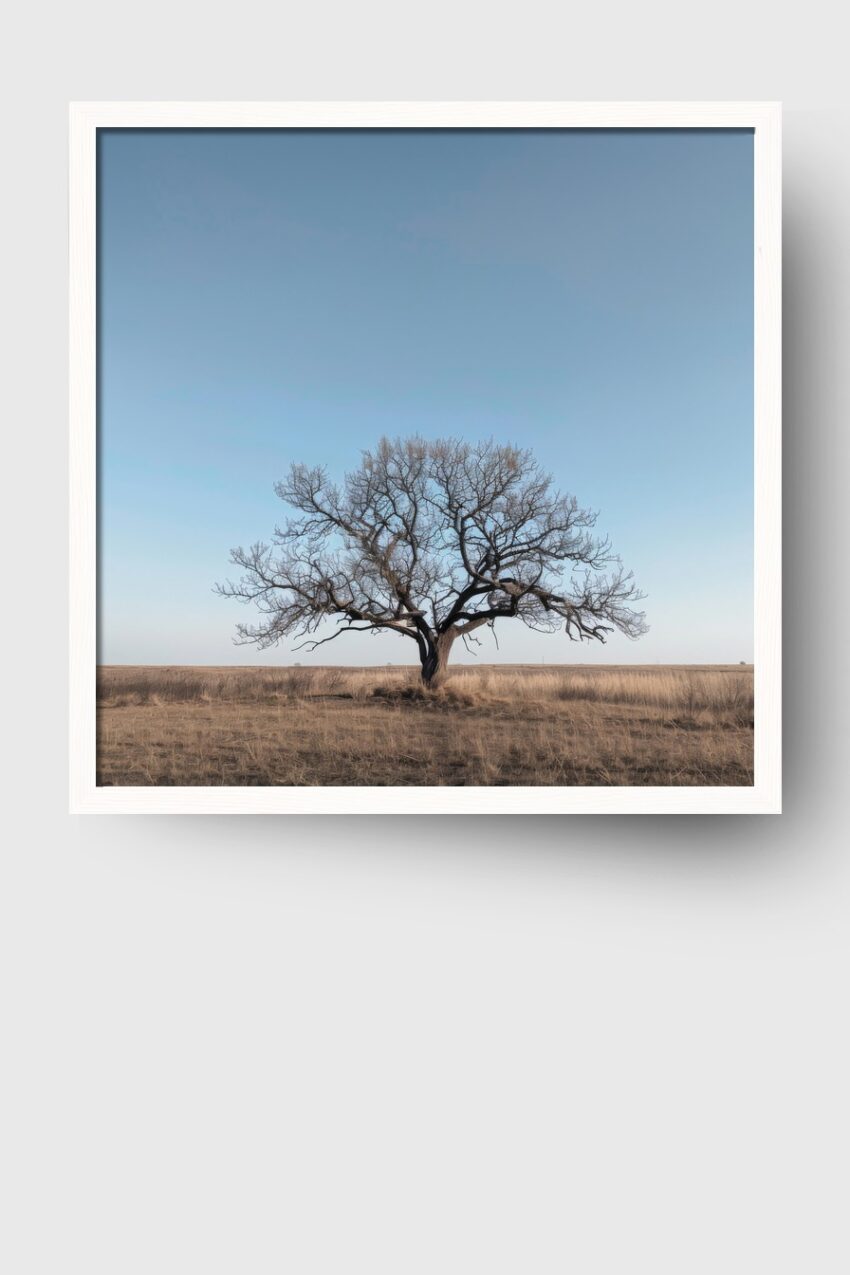 Poster mit kahlem Baum in offener Steppenlandschaft unter klarem blauem Himmel