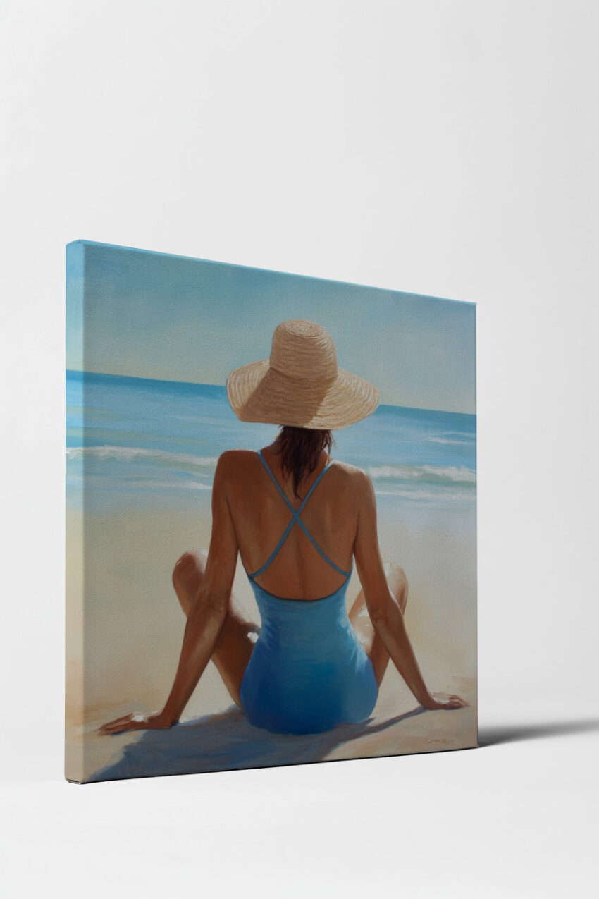 Kunstdruck einer Frau mit Strohhut und blauem Badeanzug am Strand mit Meer im Hintergrund in sanften Farbtönen