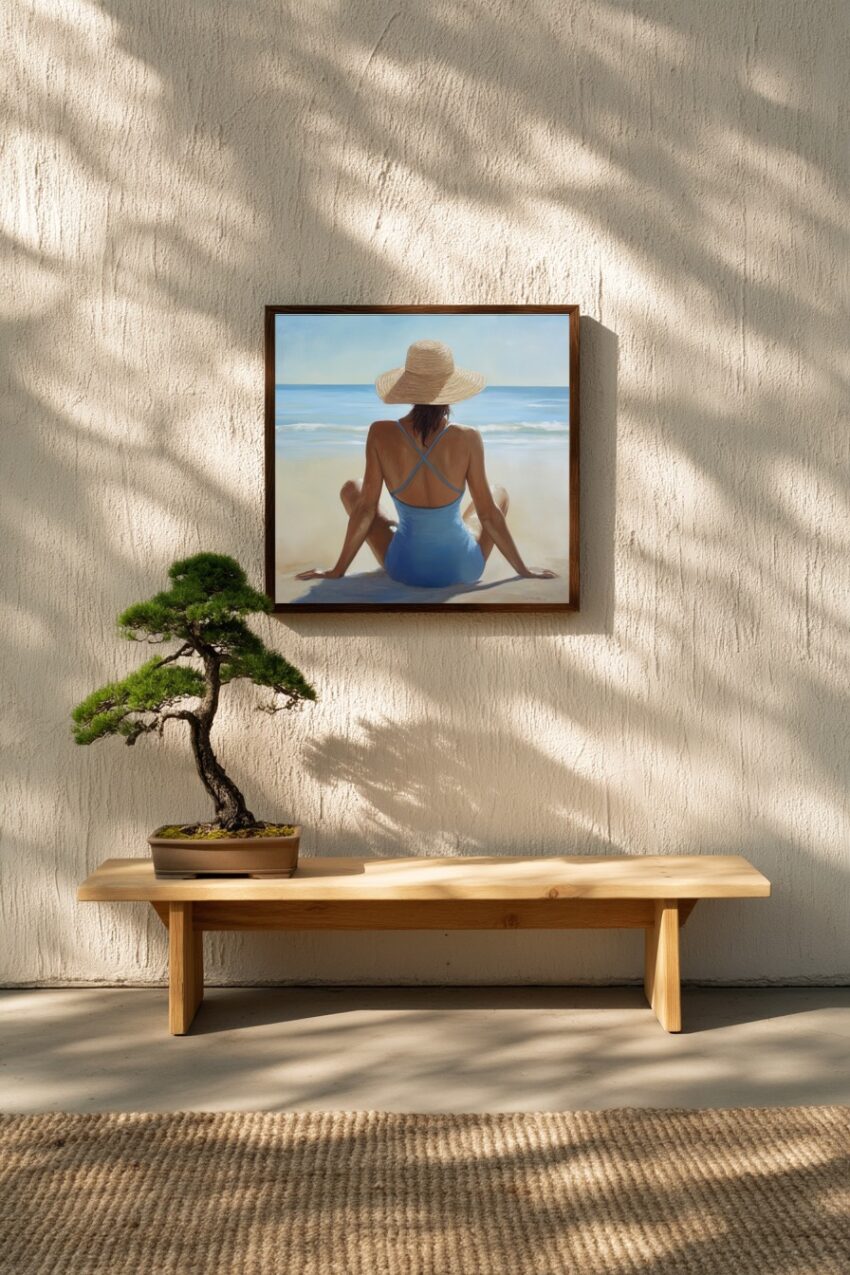 Kunstdruck einer Frau mit Strohhut und blauem Badeanzug am Strand mit Meer im Hintergrund in sanften Farbtönen