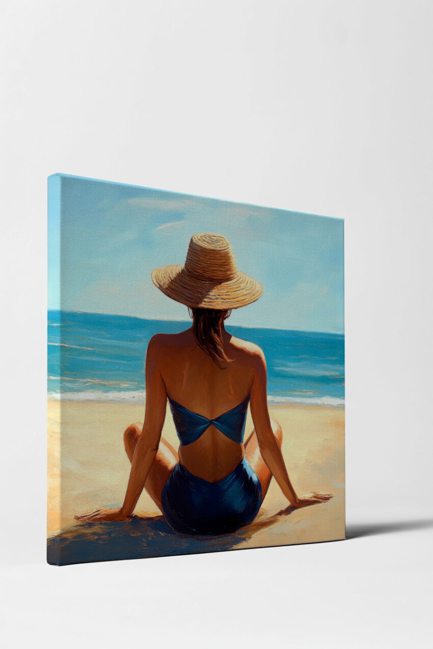 Poster mit einer Frau in blauem Badeanzug und Strohhut am Strand mit Meer im Hintergrund, entspannter Sommerstil in warmen Farben