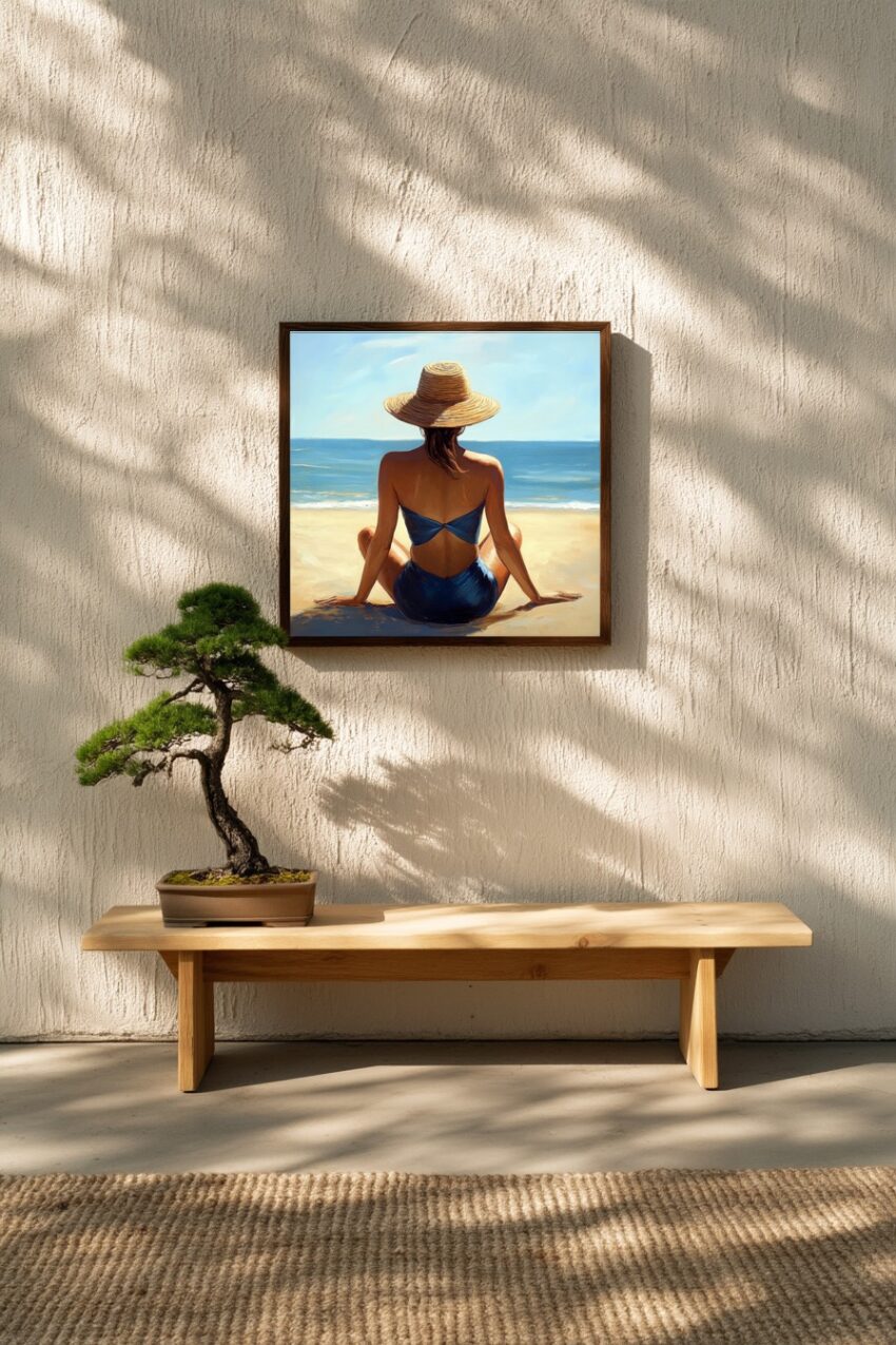 Poster mit einer Frau in blauem Badeanzug und Strohhut am Strand mit Meer im Hintergrund, entspannter Sommerstil in warmen Farben