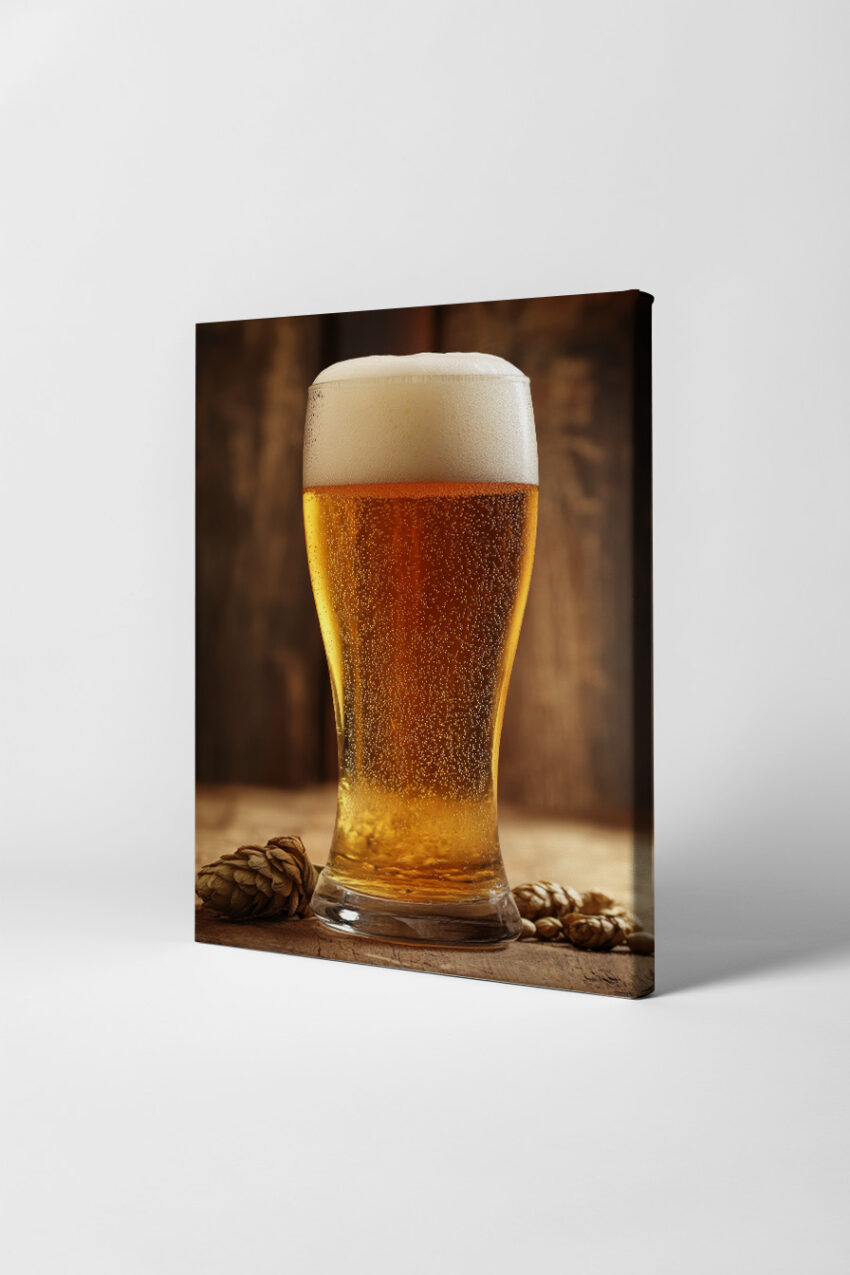 Poster mit einem Bierglas voller goldenem Bier und cremigem Schaum auf Holztisch mit Hopfen
