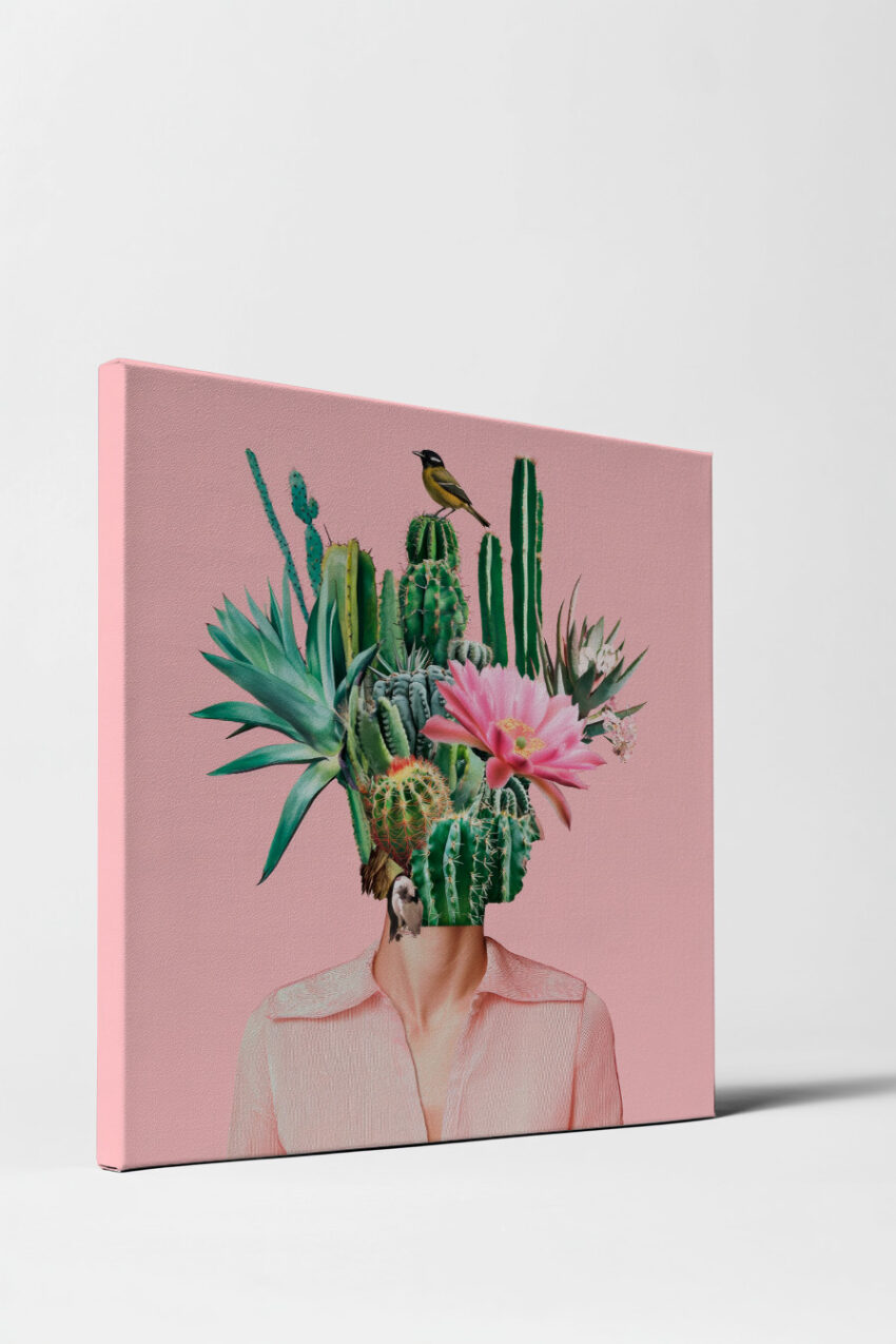Surrealistisches Wandbild mit Frau, deren Kopf aus Kakteen und einer pinken Blüte besteht, moderner Kunstdruck mit grünem Pflanzenmotiv auf rosa Hintergrund