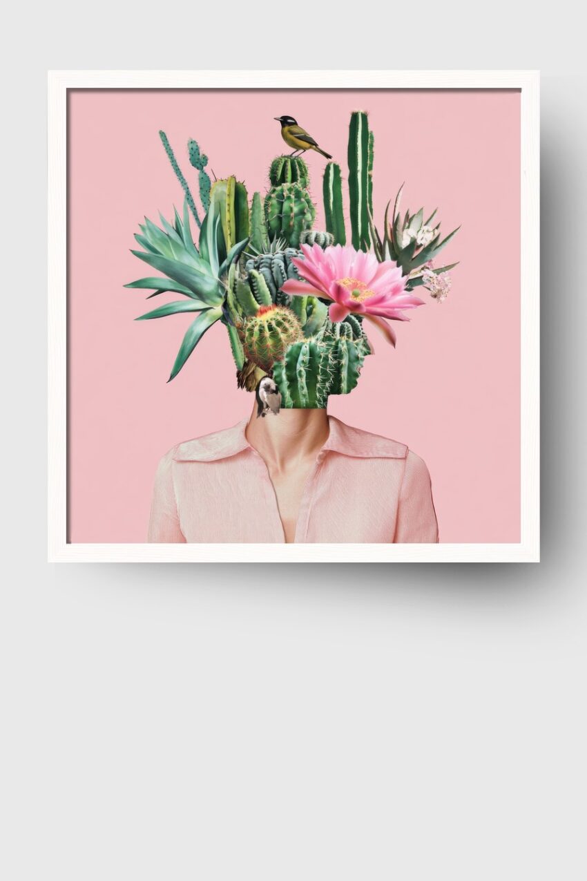 Surrealistisches Wandbild mit Frau, deren Kopf aus Kakteen und einer pinken Blüte besteht, moderner Kunstdruck mit grünem Pflanzenmotiv auf rosa Hintergrund