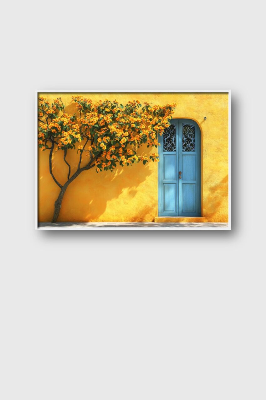 Kunstdruck mit blühendem Orangenbaum vor gelber Wand und blauem Holztür in warmen Farben
