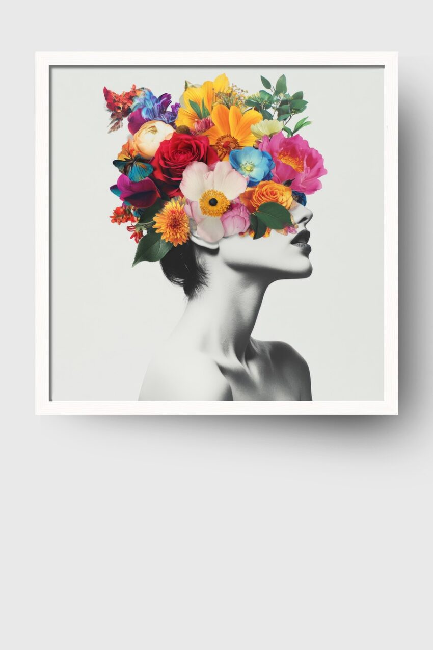 Schwarz Weiß Porträt einer Frau mit farbenfrohem Blumenkranz als Wandbild oder Kunstdruck