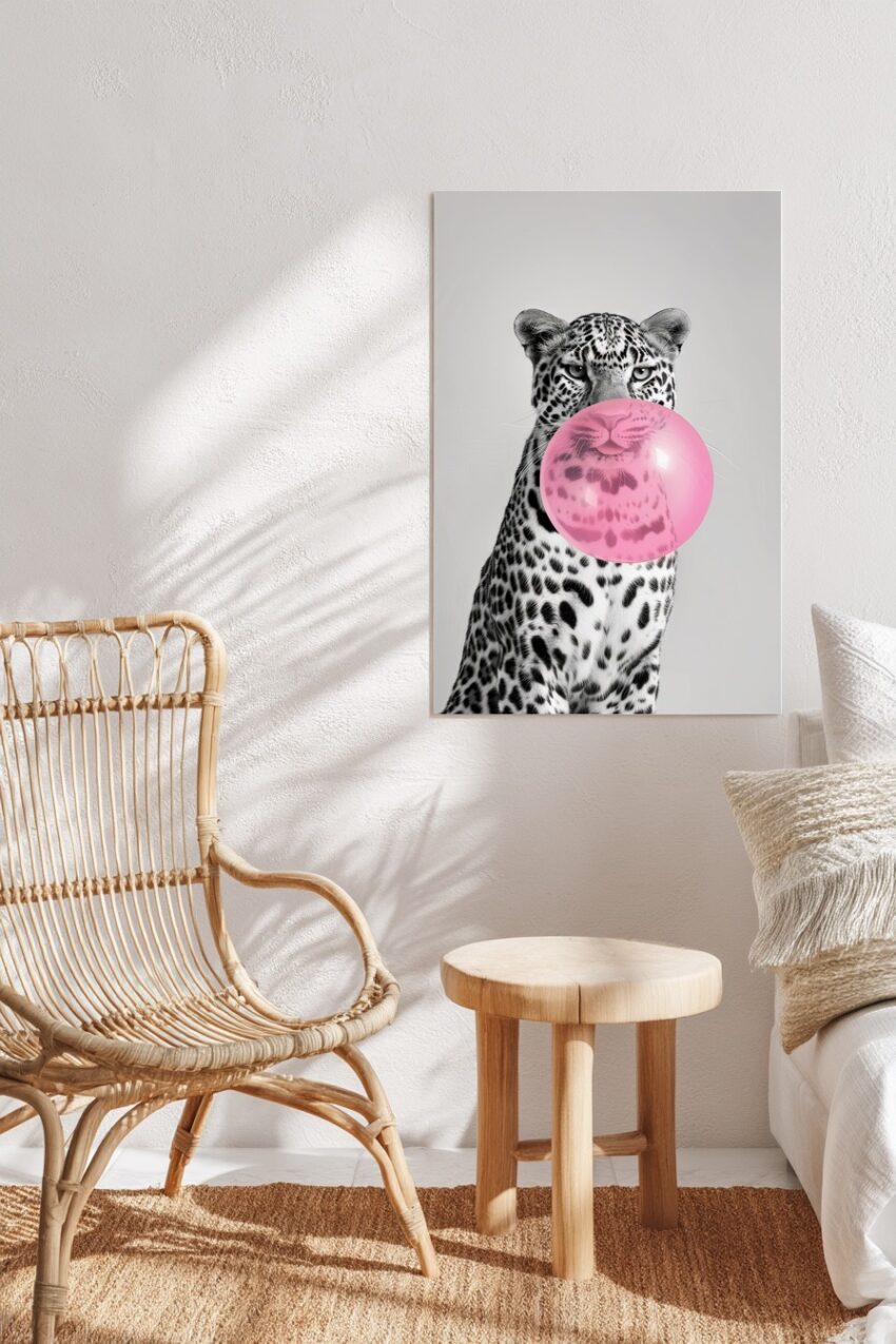 Moderner Kunstdruck eines Leoparden in Schwarz-Weiß mit einer großen rosa Luftblase vor dem Gesicht.