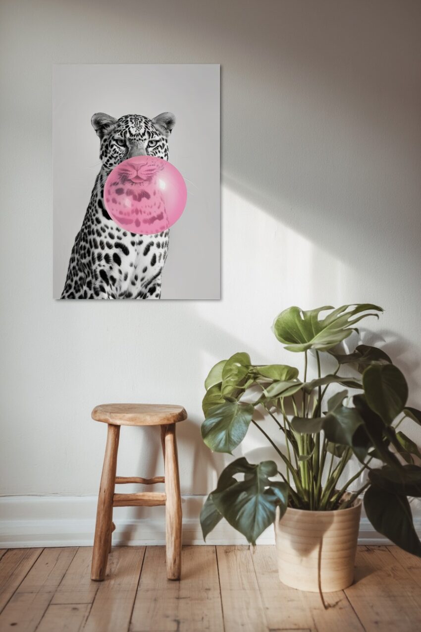 Moderner Kunstdruck eines Leoparden mit rosa Kaugummiblase in Schwarz-Weißfarben