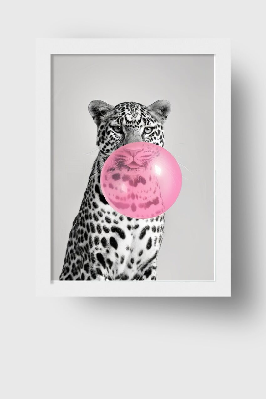 Moderner Kunstdruck eines Leoparden in Schwarz-Weiß mit einer großen rosa Luftblase vor dem Gesicht.