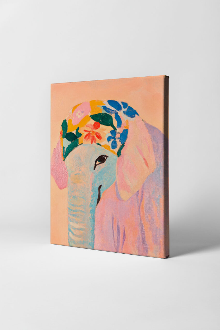 Poster mit Elefantenmotiv in Pastellfarben und bunter Blumenmütze als dekorativer Kunstdruck