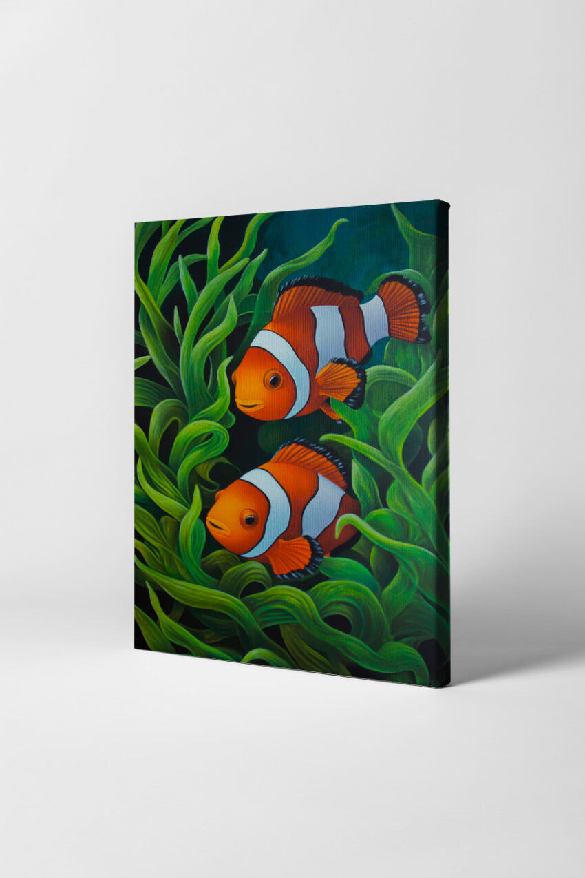 Poster mit zwei Clownfischen im grünen Seegras, farbenfroh und naturgetreu gemalt.