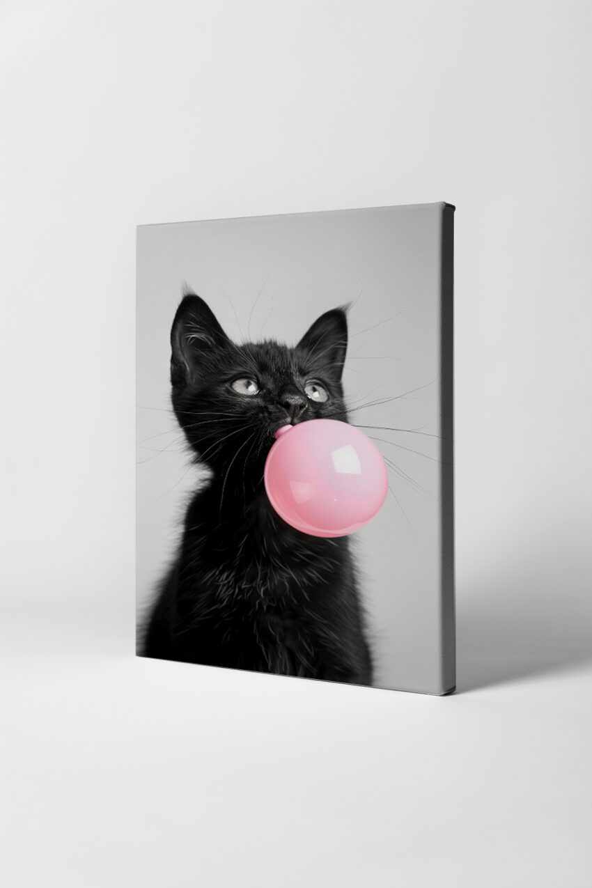 Poster eines schwarzen Katzenporträts mit rosa Kaugummiblase vor hellem Hintergrund