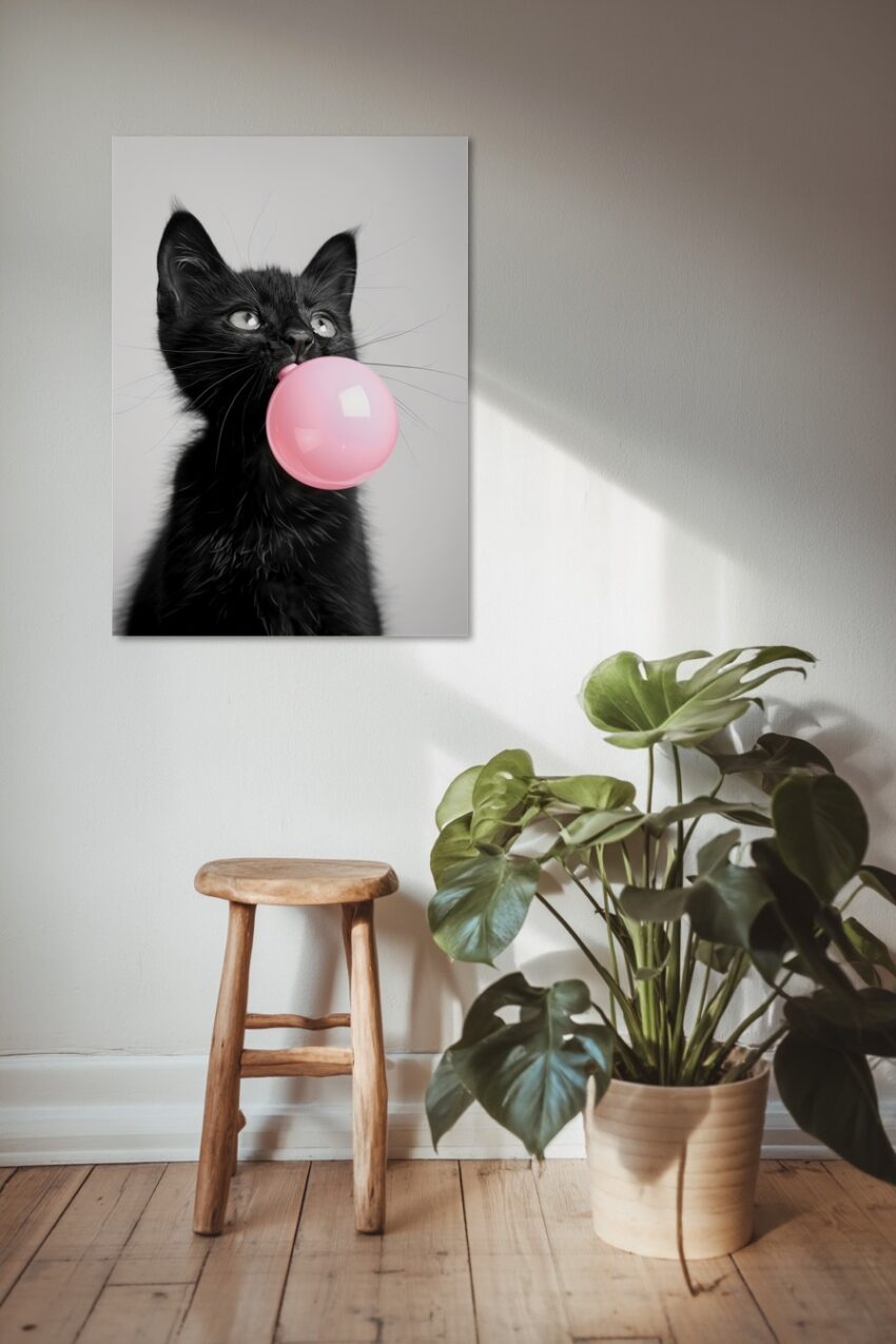Poster mit schwarzer Katze und rosa Luftblase, modernes Tierfoto in schlichtem Design