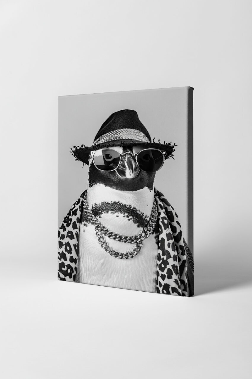 Schwarzweiß Poster eines Pinguins mit Sonnenbrille, Hut und Schmuck im modernen Stil