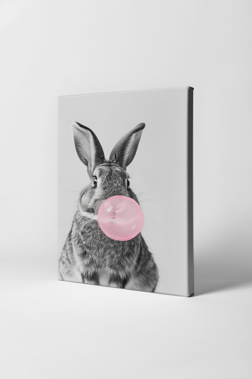 Poster eines Kaninchens mit rosa Kaugummiblase in Schwarz-Weiß mit farblicher Akzentuierung