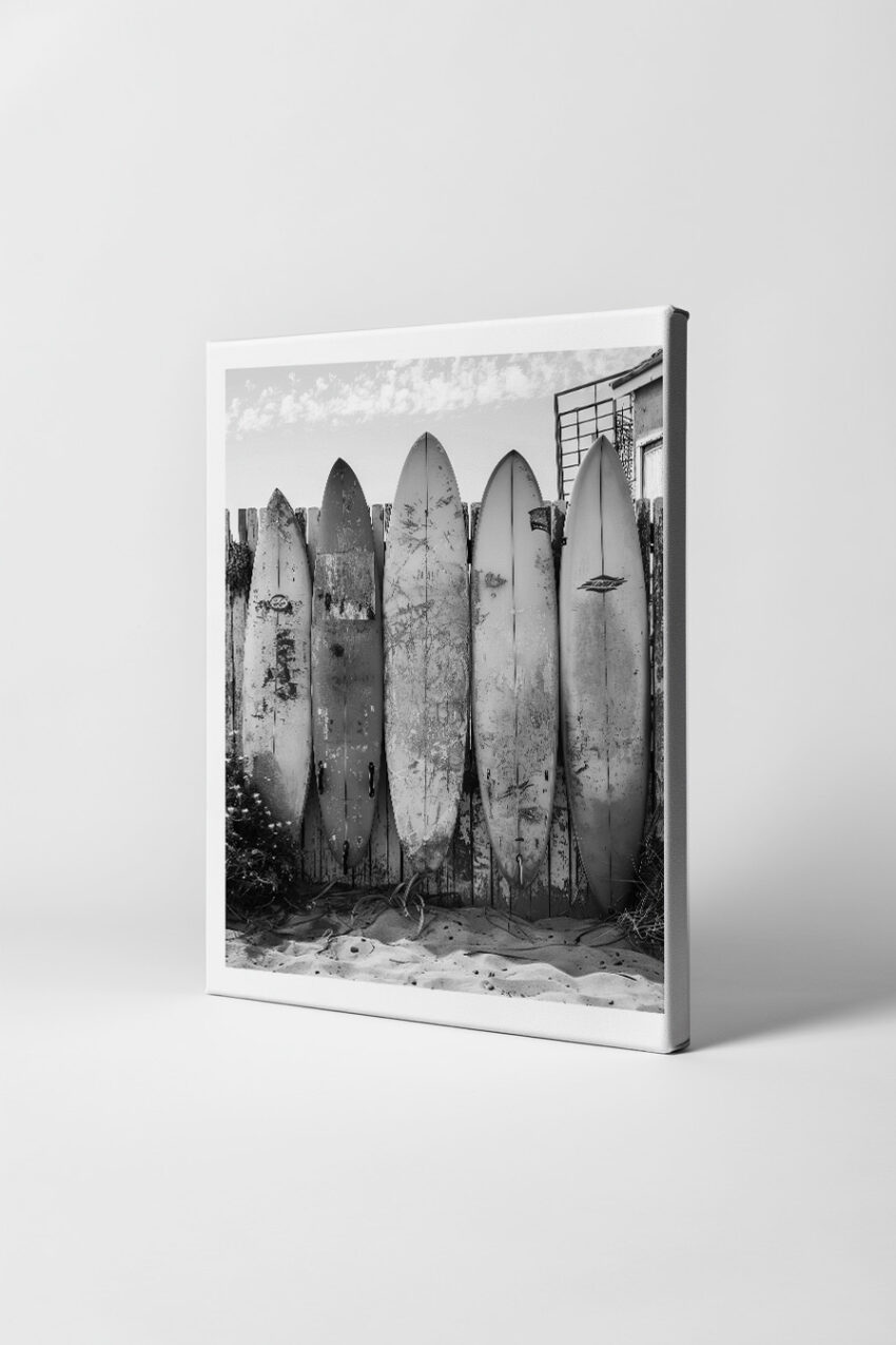 Fotografie Poster Surfbretter schwarz weiß Strand alt