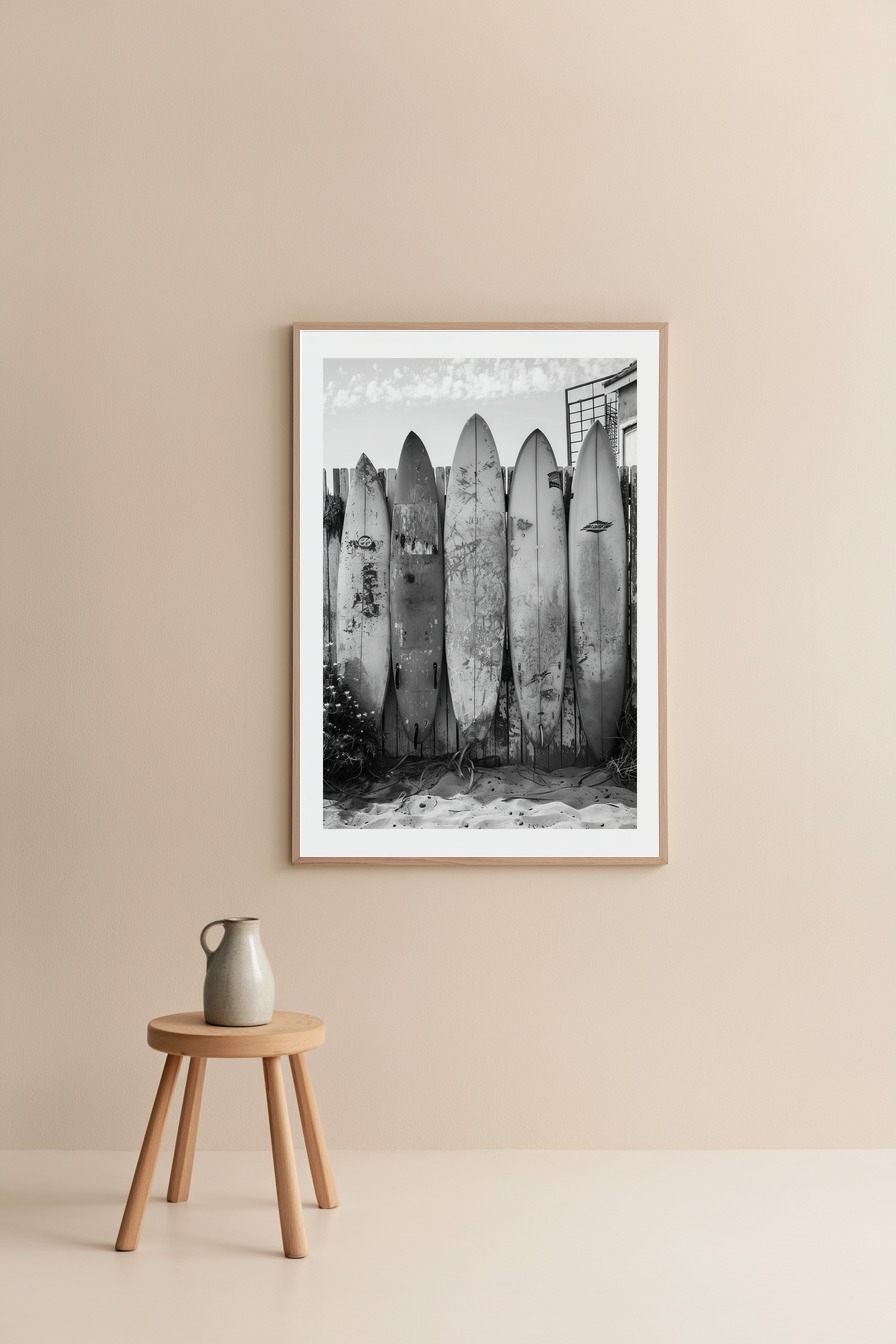 Fotografie Poster Surfbretter schwarz weiß Strand alt