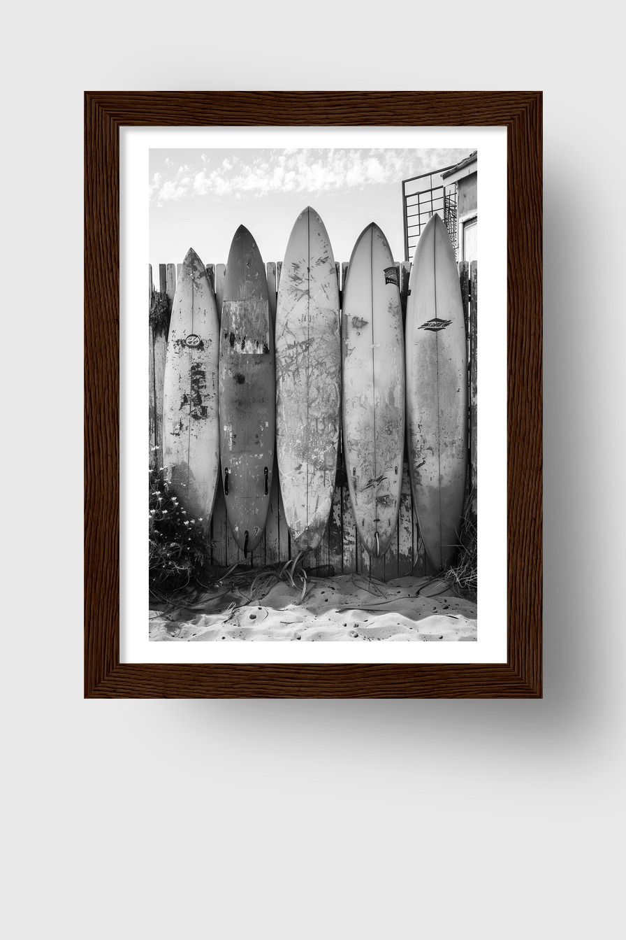 Fotografie Poster Surfbretter schwarz weiß Strand alt