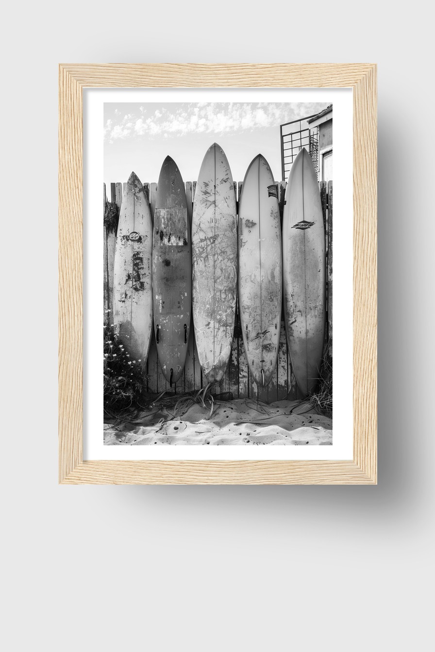 Fotografie Poster Surfbretter schwarz weiß Strand alt