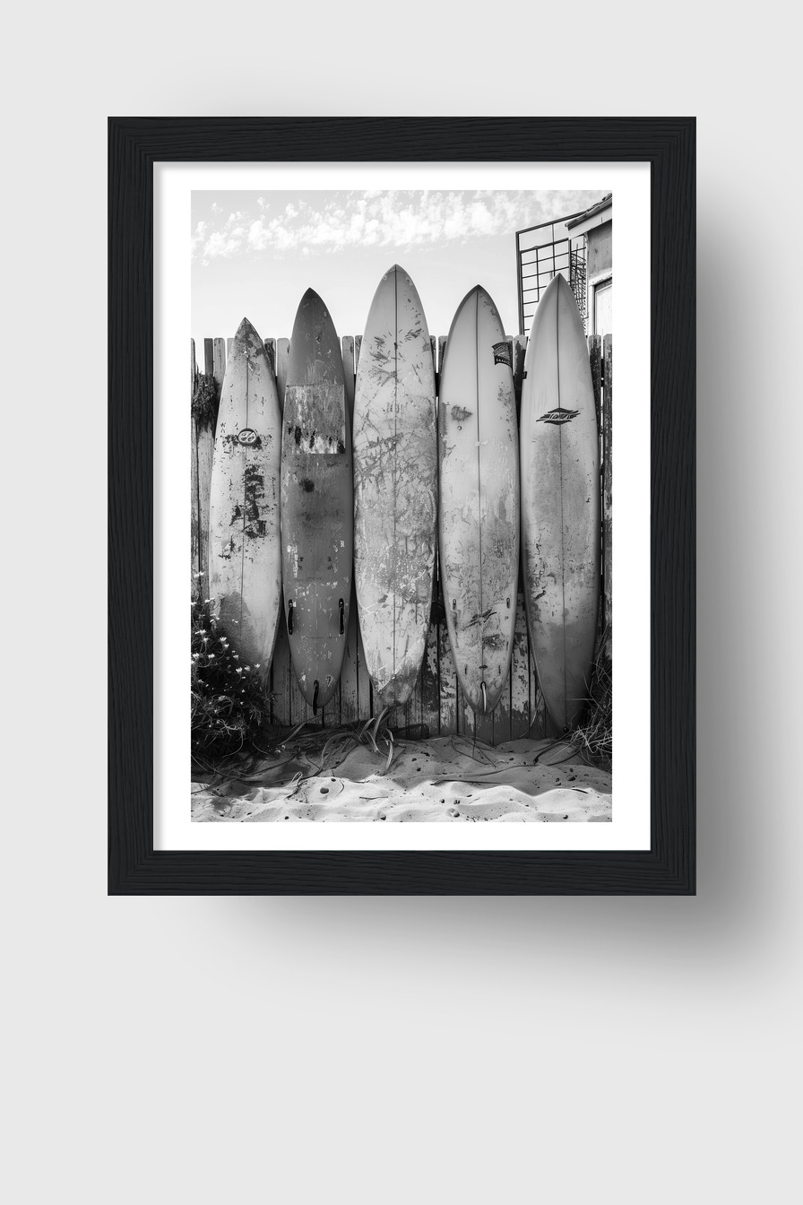 Fotografie Poster Surfbretter schwarz weiß Strand alt