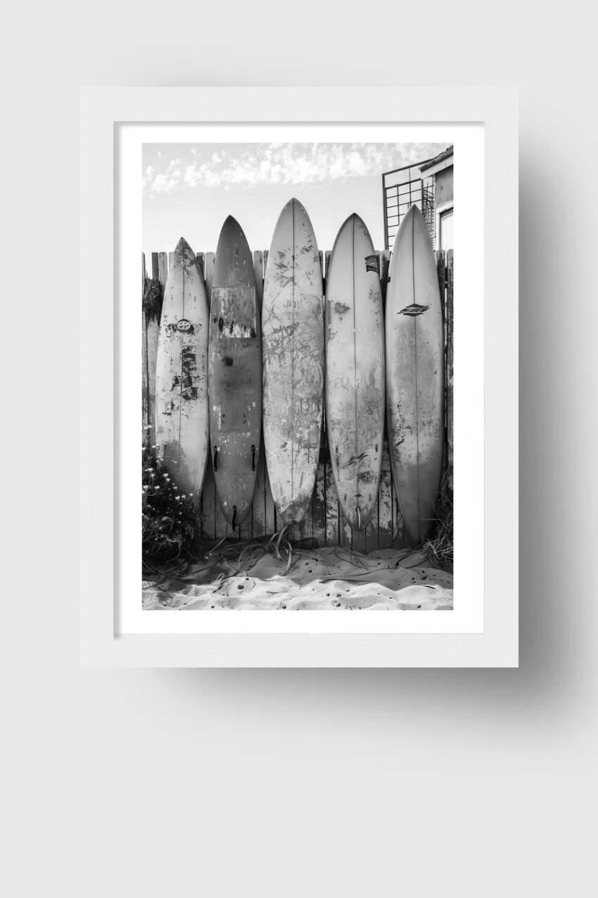 Fotografie Poster Surfbretter schwarz weiß Strand alt