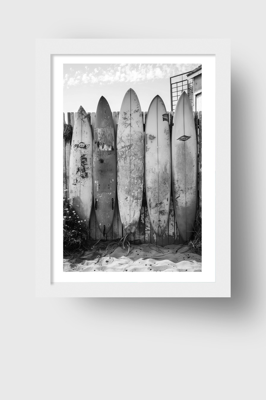 Fotografie Poster Surfbretter schwarz weiß Strand alt