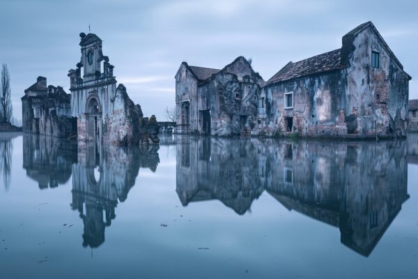 Ruine im Wasser Leinwandbild