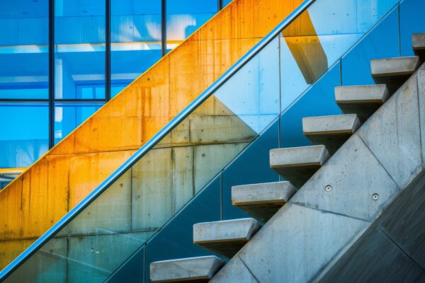 Betontreppe Glasgeländer Gerahmt