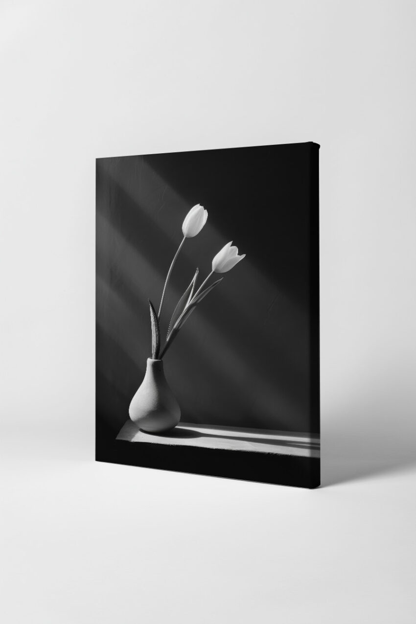 Fotografie Poster Tulpen Vase schwarz-weiß minimalistisch
