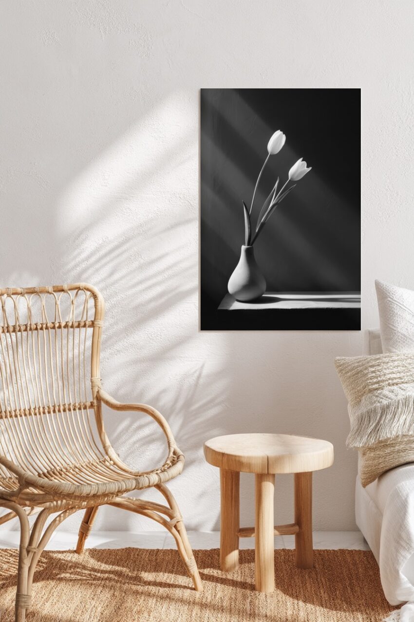 Fotografie Poster Tulpen Vase schwarz-weiß minimalistisch