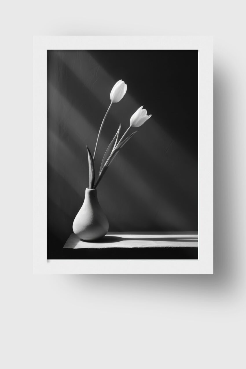 Fotografie Poster Tulpen Vase schwarz-weiß minimalistisch